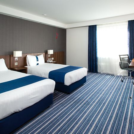 Holiday Inn Express Cambridge Duxford M11 Jct 10 By Ihg Екстериор снимка