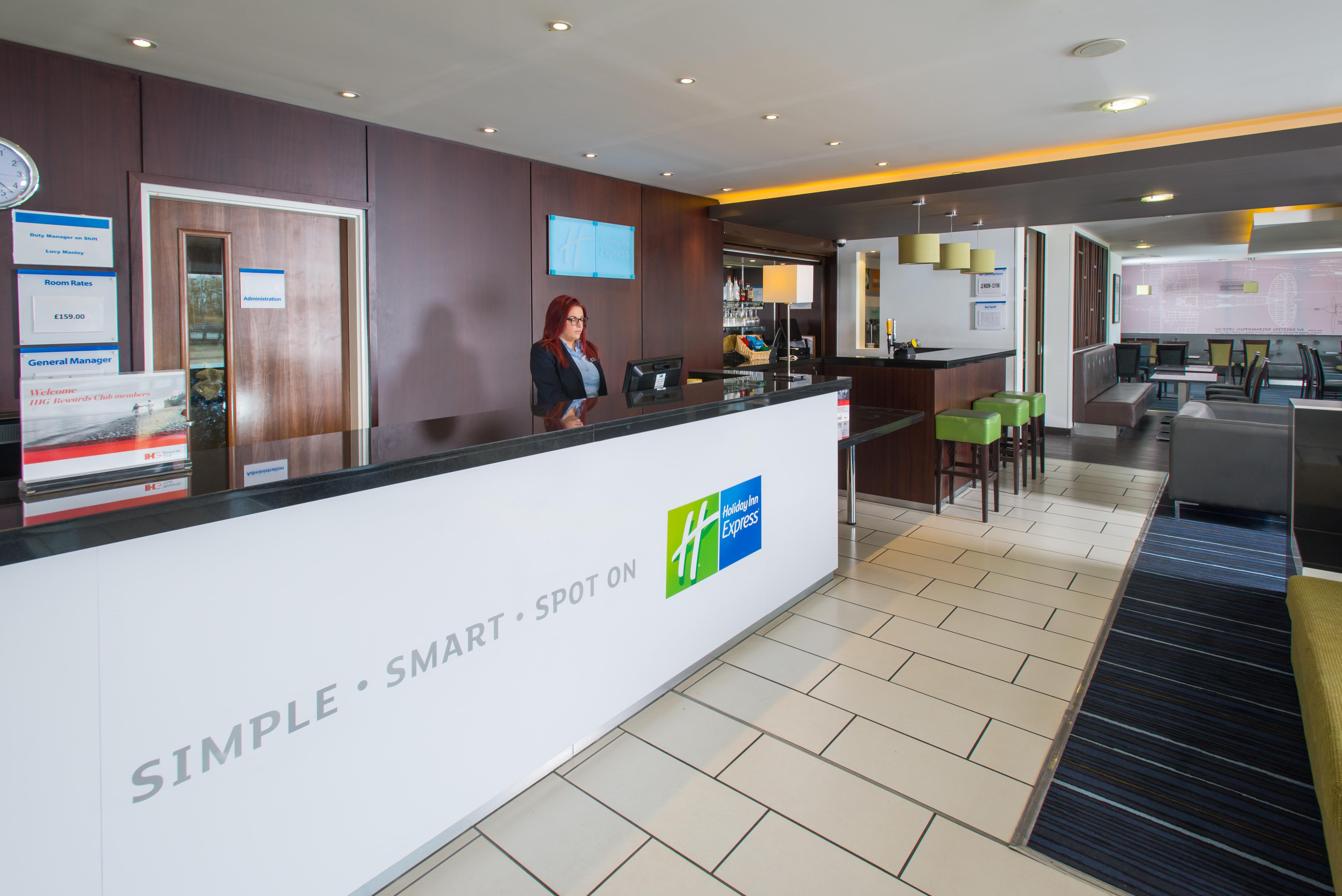 Holiday Inn Express Cambridge Duxford M11 Jct 10 By Ihg Екстериор снимка