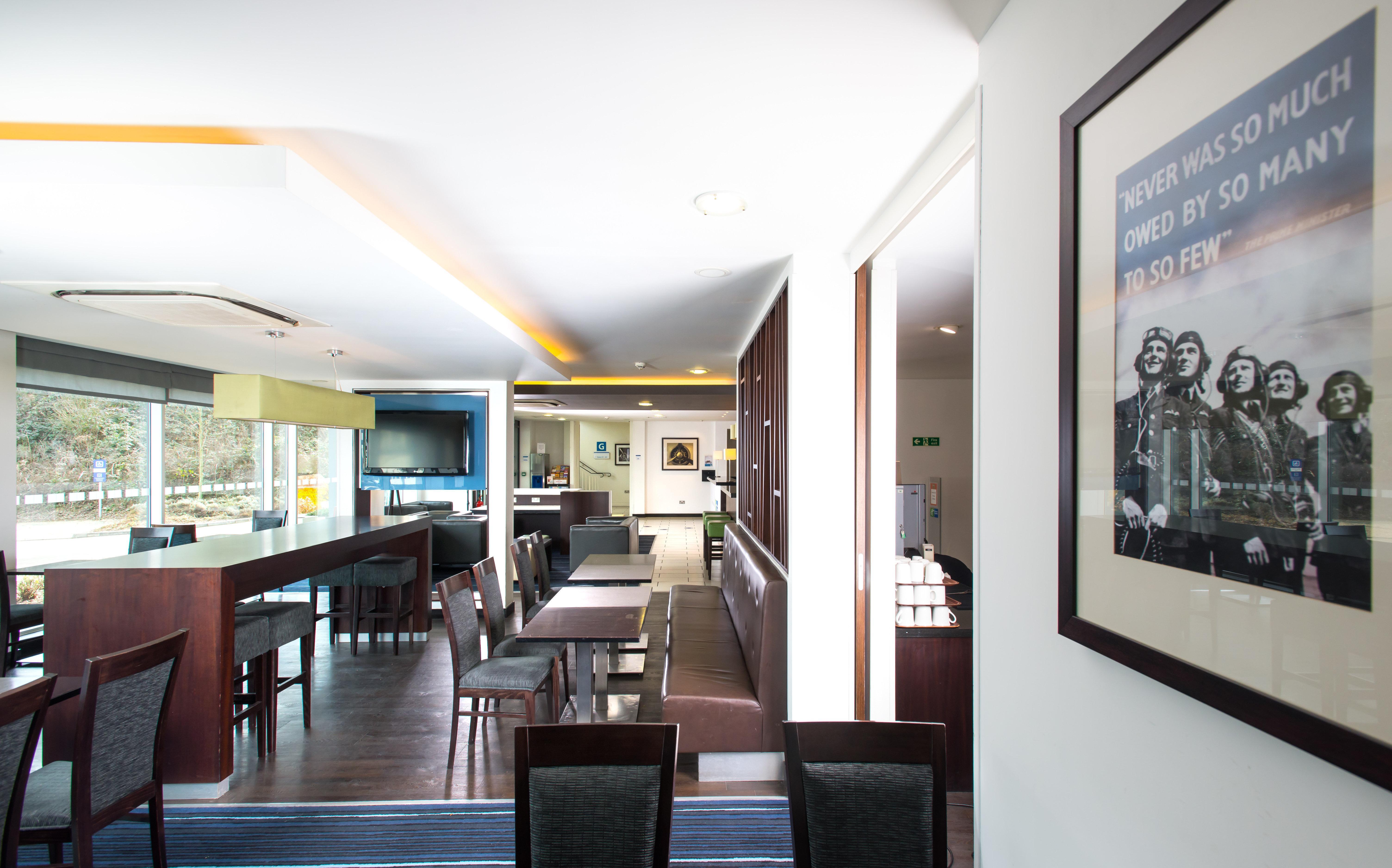 Holiday Inn Express Cambridge Duxford M11 Jct 10 By Ihg Екстериор снимка