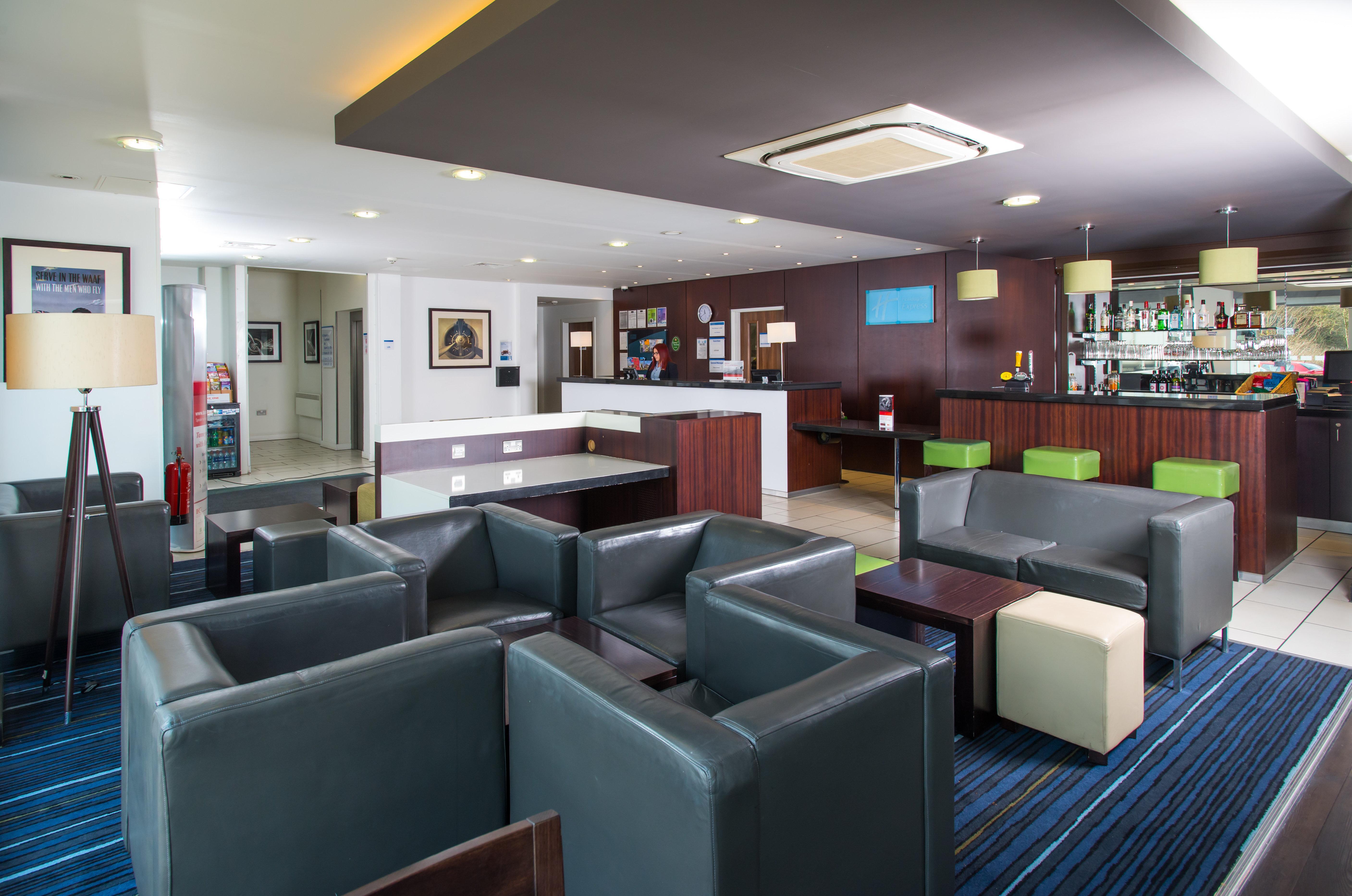 Holiday Inn Express Cambridge Duxford M11 Jct 10 By Ihg Екстериор снимка
