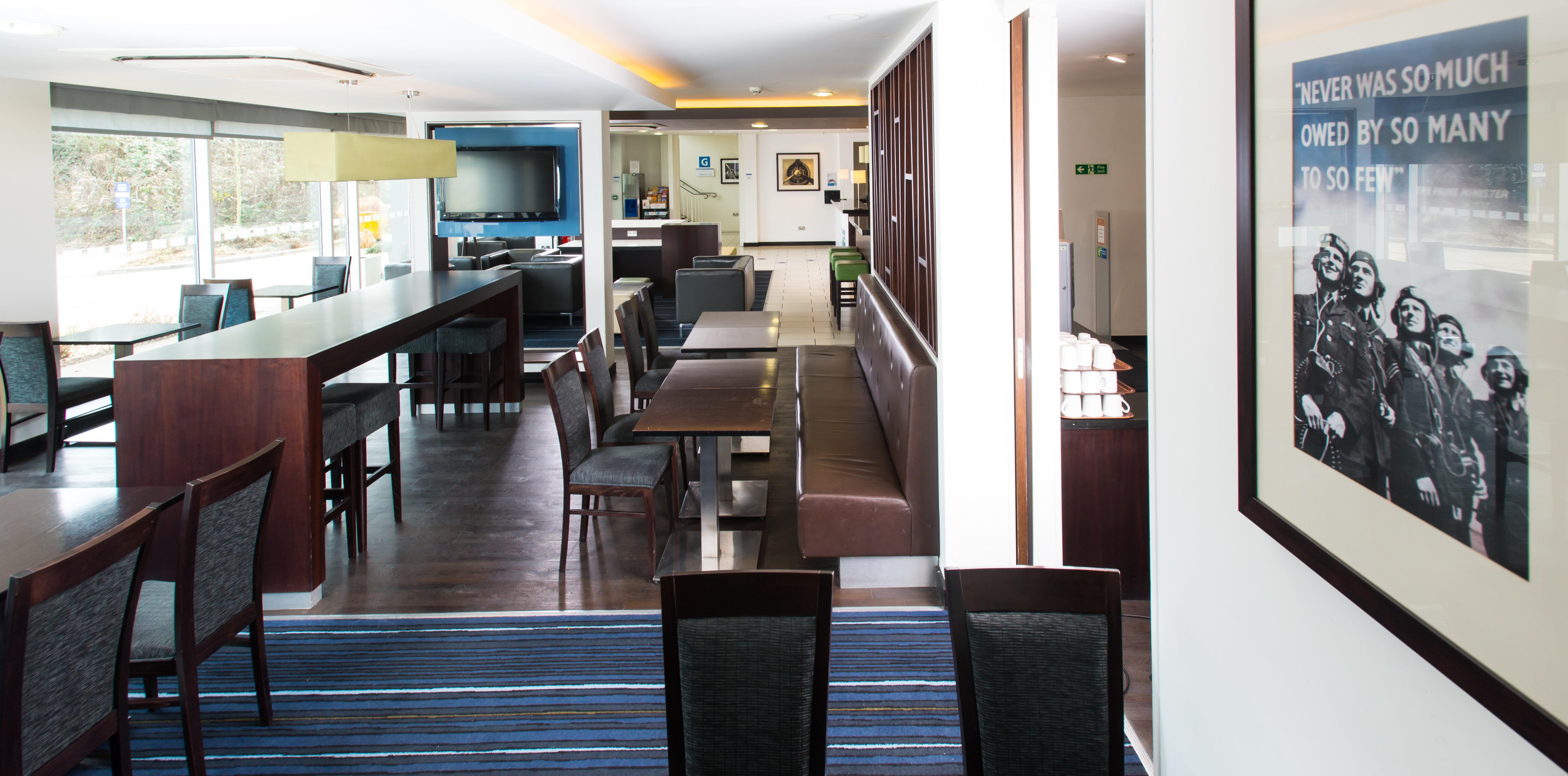 Holiday Inn Express Cambridge Duxford M11 Jct 10 By Ihg Екстериор снимка
