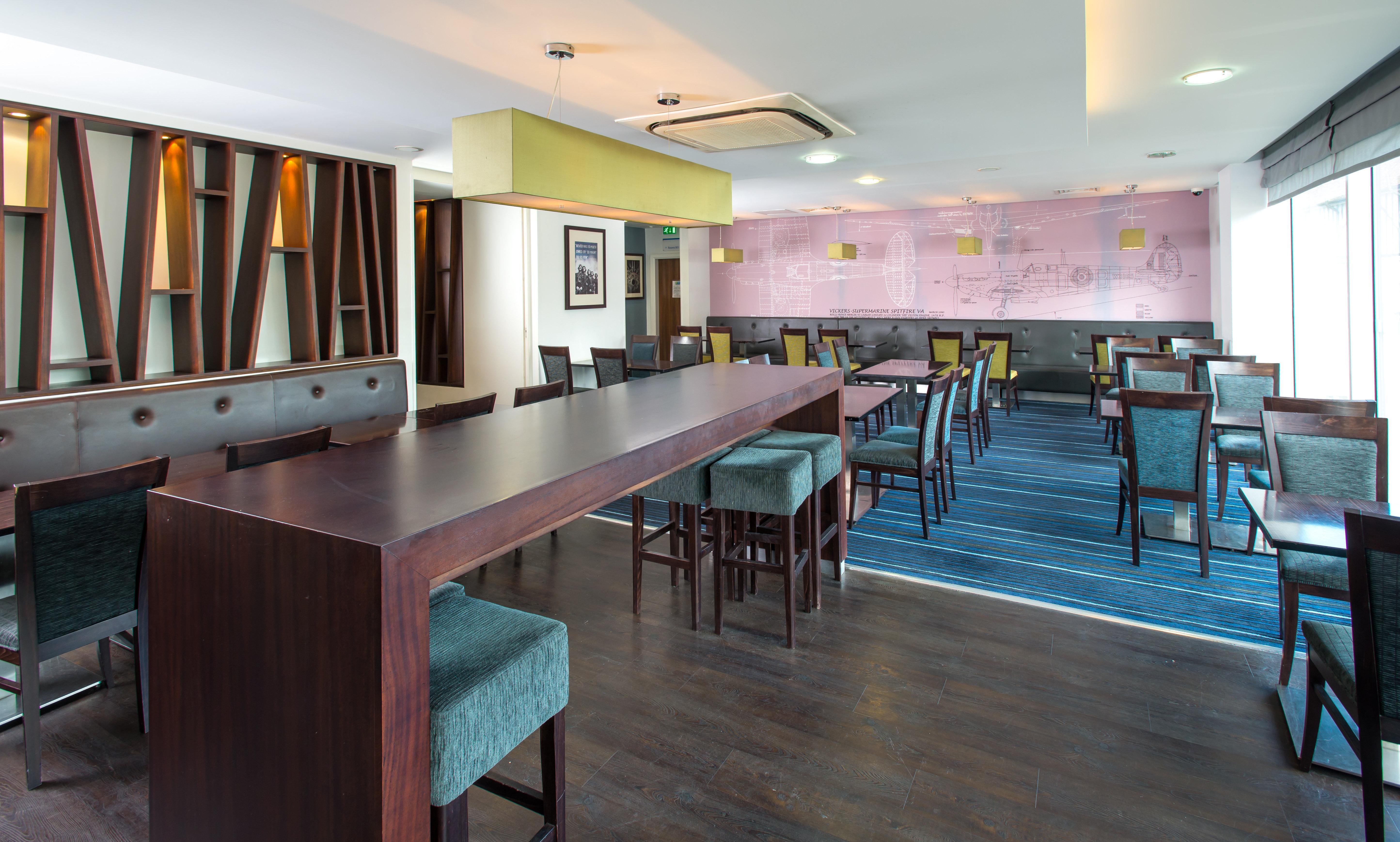 Holiday Inn Express Cambridge Duxford M11 Jct 10 By Ihg Екстериор снимка