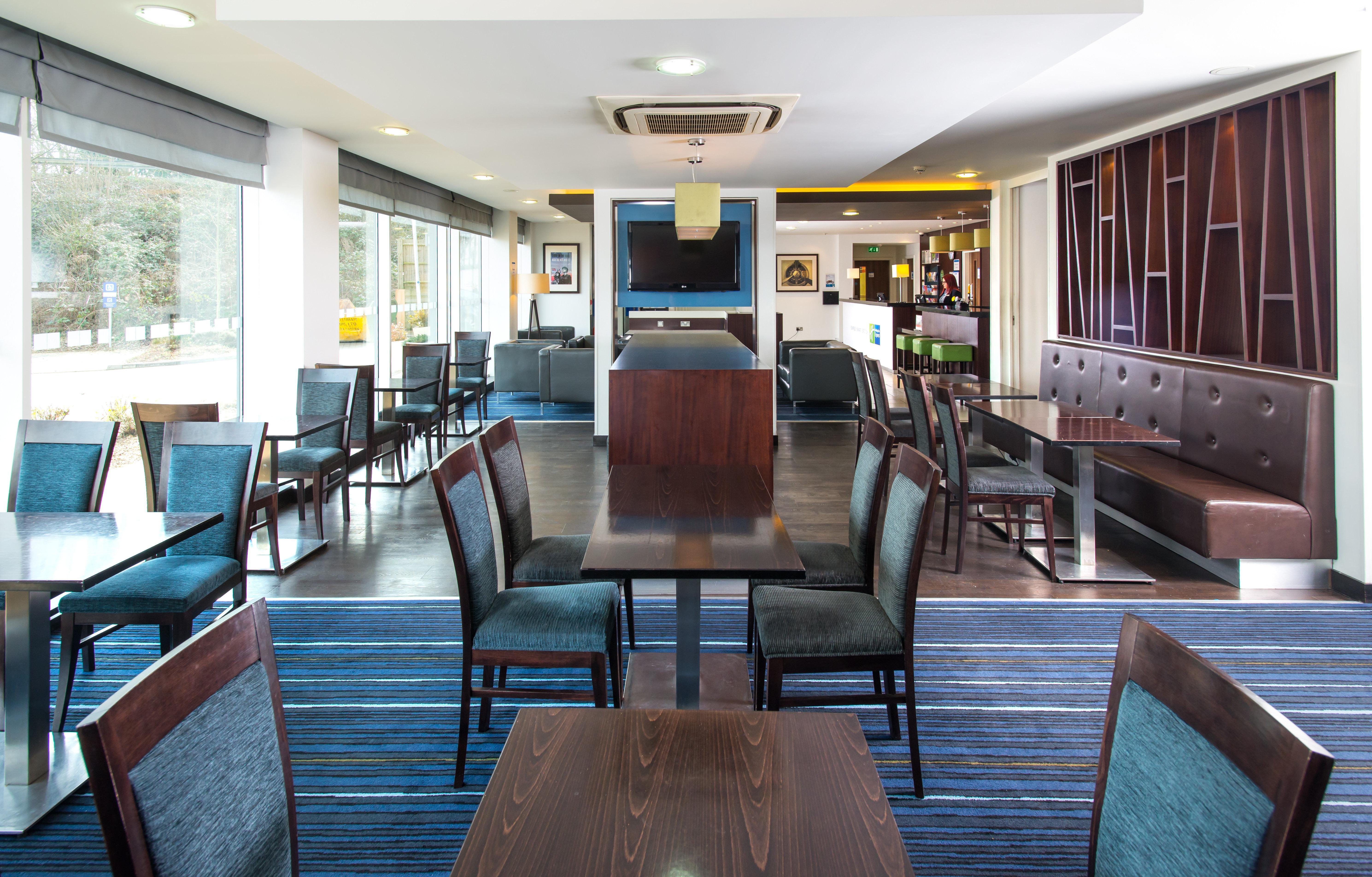 Holiday Inn Express Cambridge Duxford M11 Jct 10 By Ihg Екстериор снимка