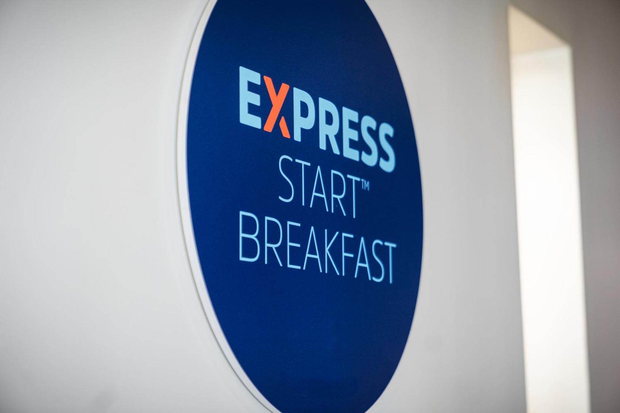Holiday Inn Express Cambridge Duxford M11 Jct 10 By Ihg Екстериор снимка