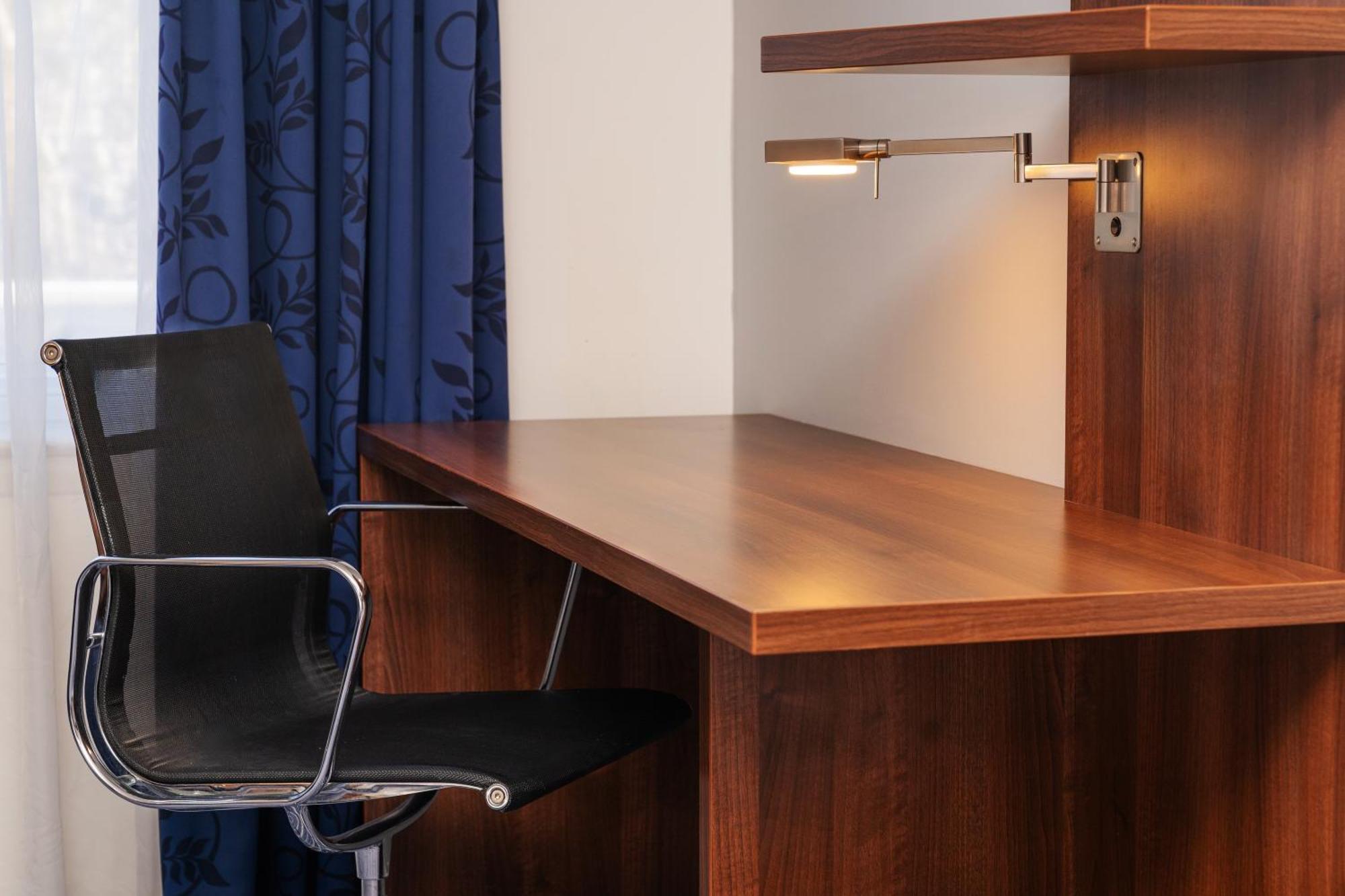 Holiday Inn Express Cambridge Duxford M11 Jct 10 By Ihg Екстериор снимка