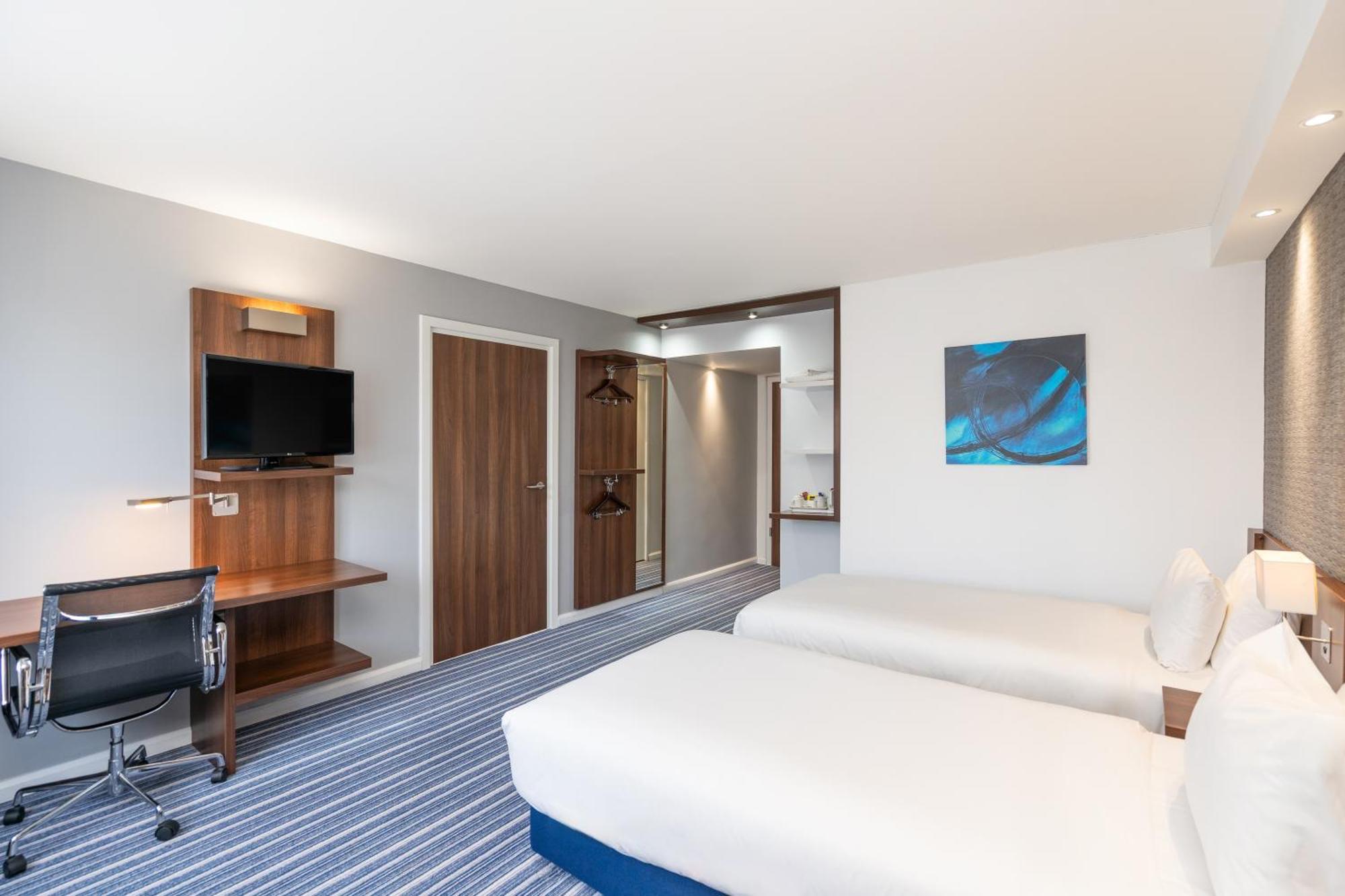 Holiday Inn Express Cambridge Duxford M11 Jct 10 By Ihg Екстериор снимка