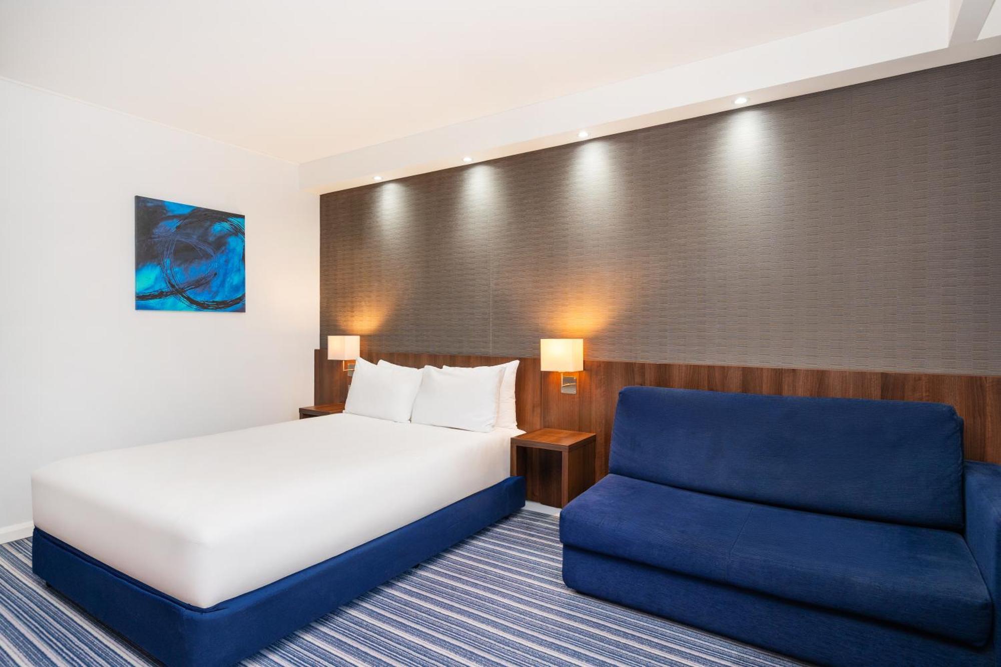 Holiday Inn Express Cambridge Duxford M11 Jct 10 By Ihg Екстериор снимка