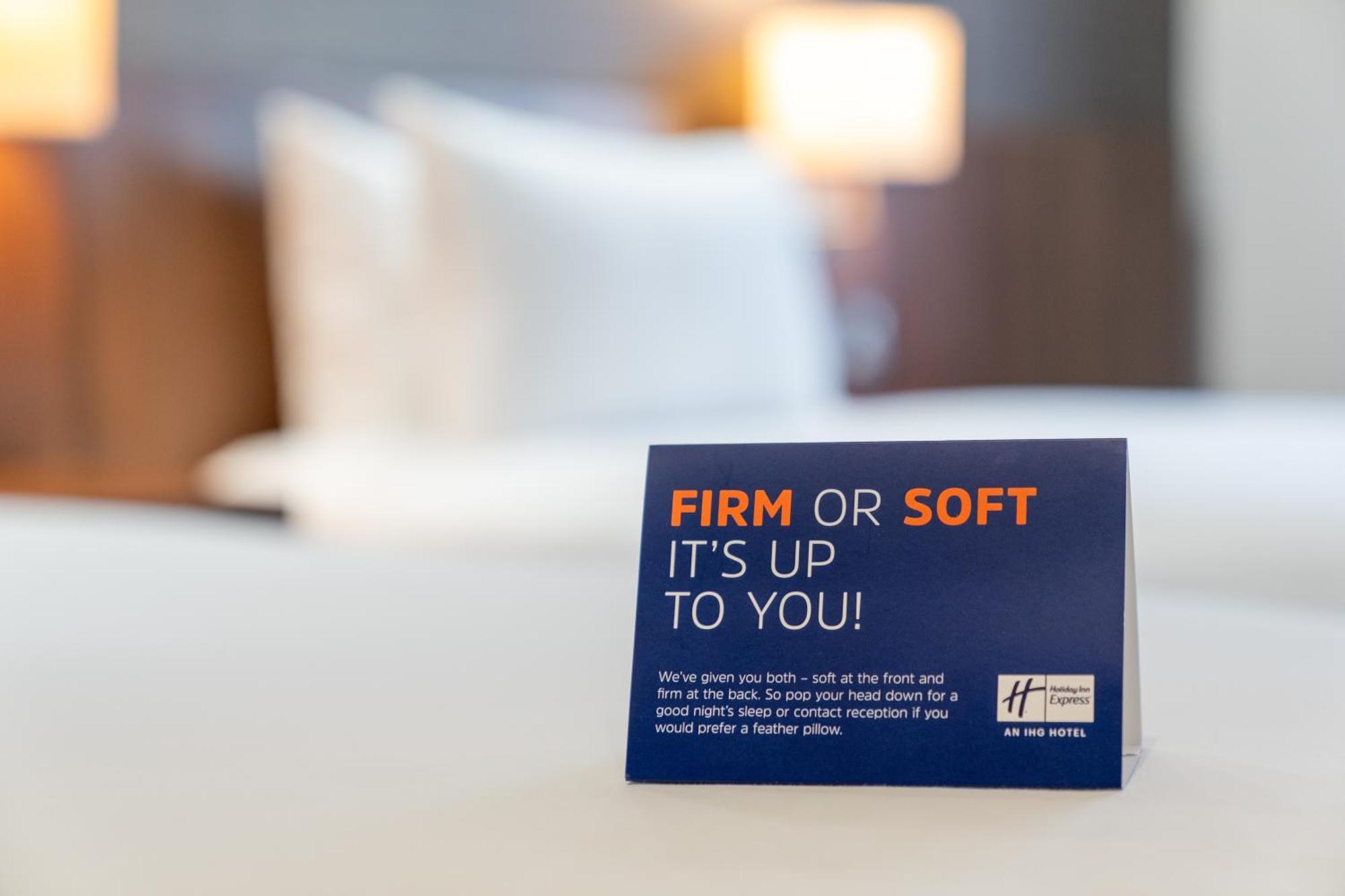 Holiday Inn Express Cambridge Duxford M11 Jct 10 By Ihg Екстериор снимка