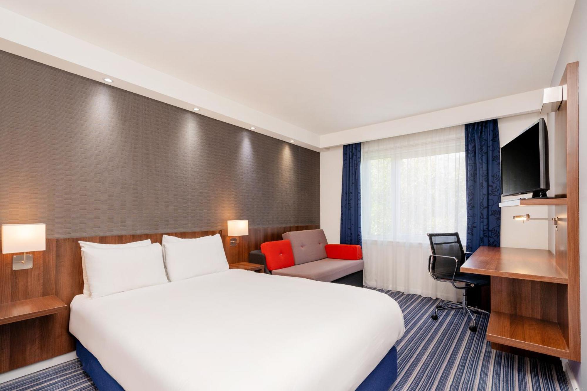 Holiday Inn Express Cambridge Duxford M11 Jct 10 By Ihg Екстериор снимка