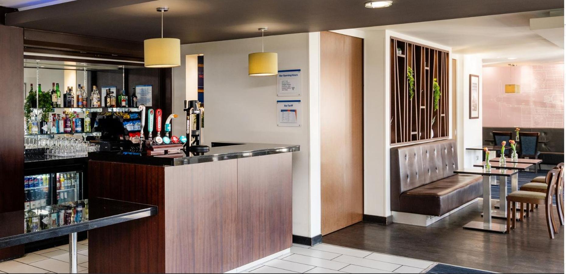 Holiday Inn Express Cambridge Duxford M11 Jct 10 By Ihg Екстериор снимка