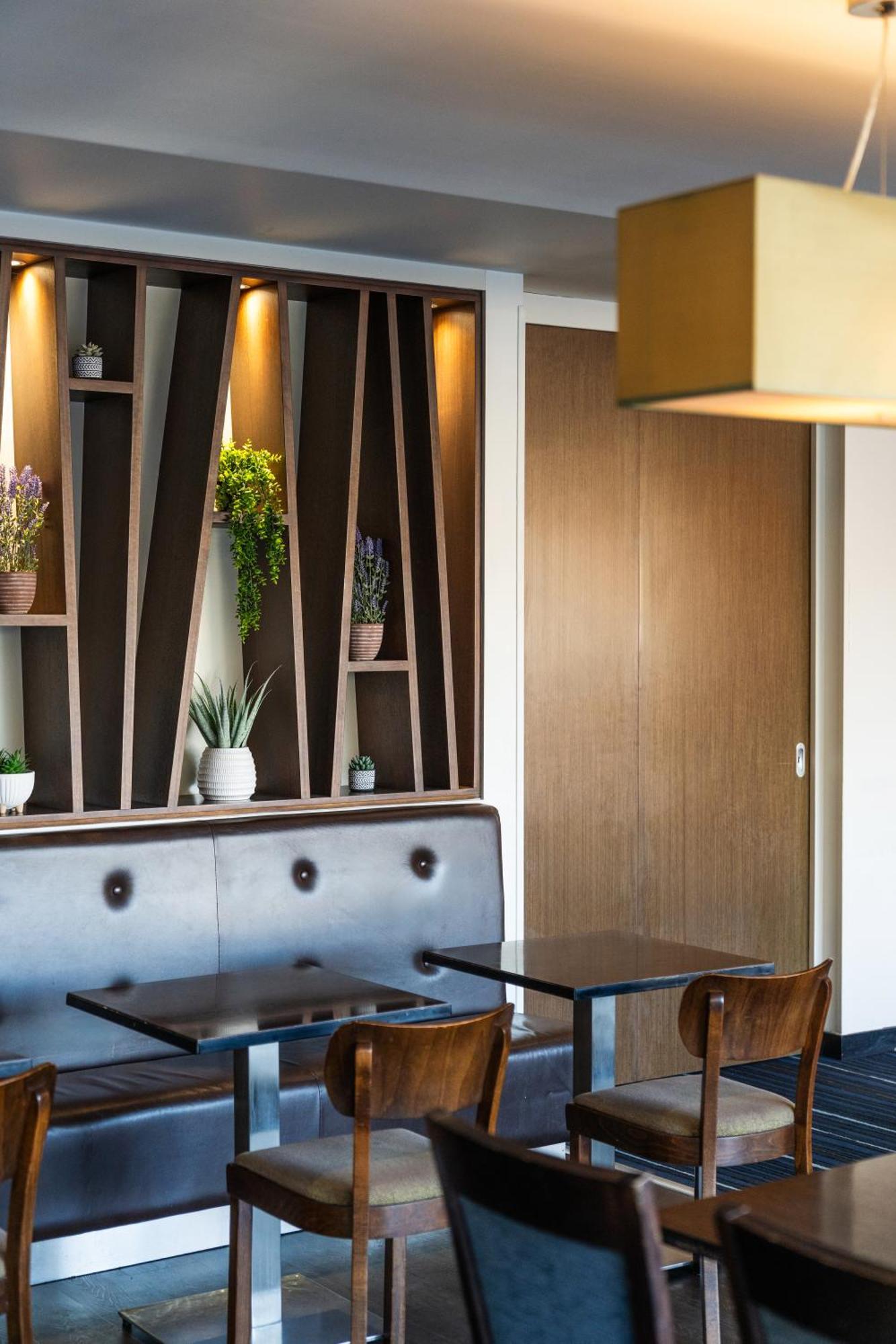 Holiday Inn Express Cambridge Duxford M11 Jct 10 By Ihg Екстериор снимка