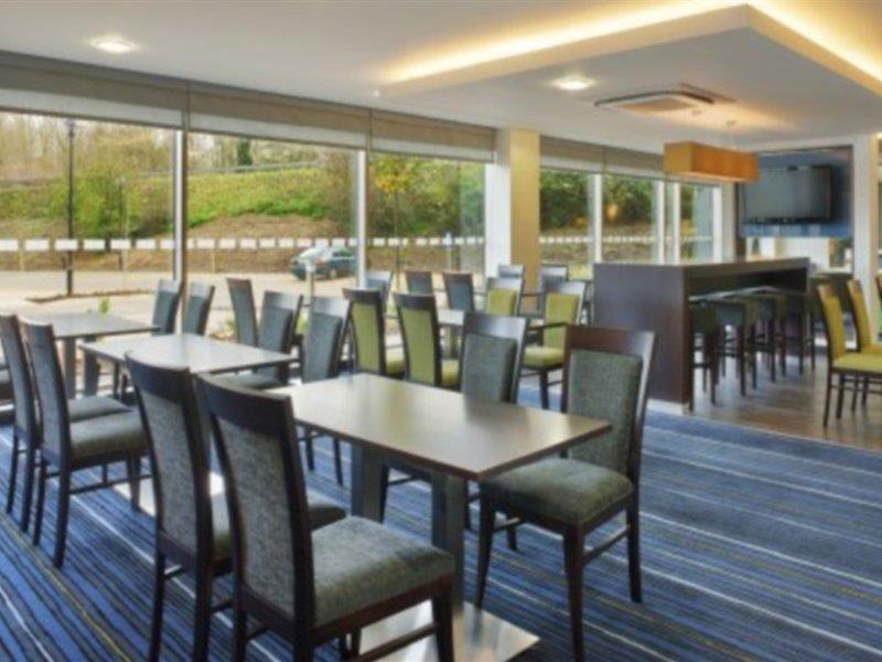 Holiday Inn Express Cambridge Duxford M11 Jct 10 By Ihg Екстериор снимка