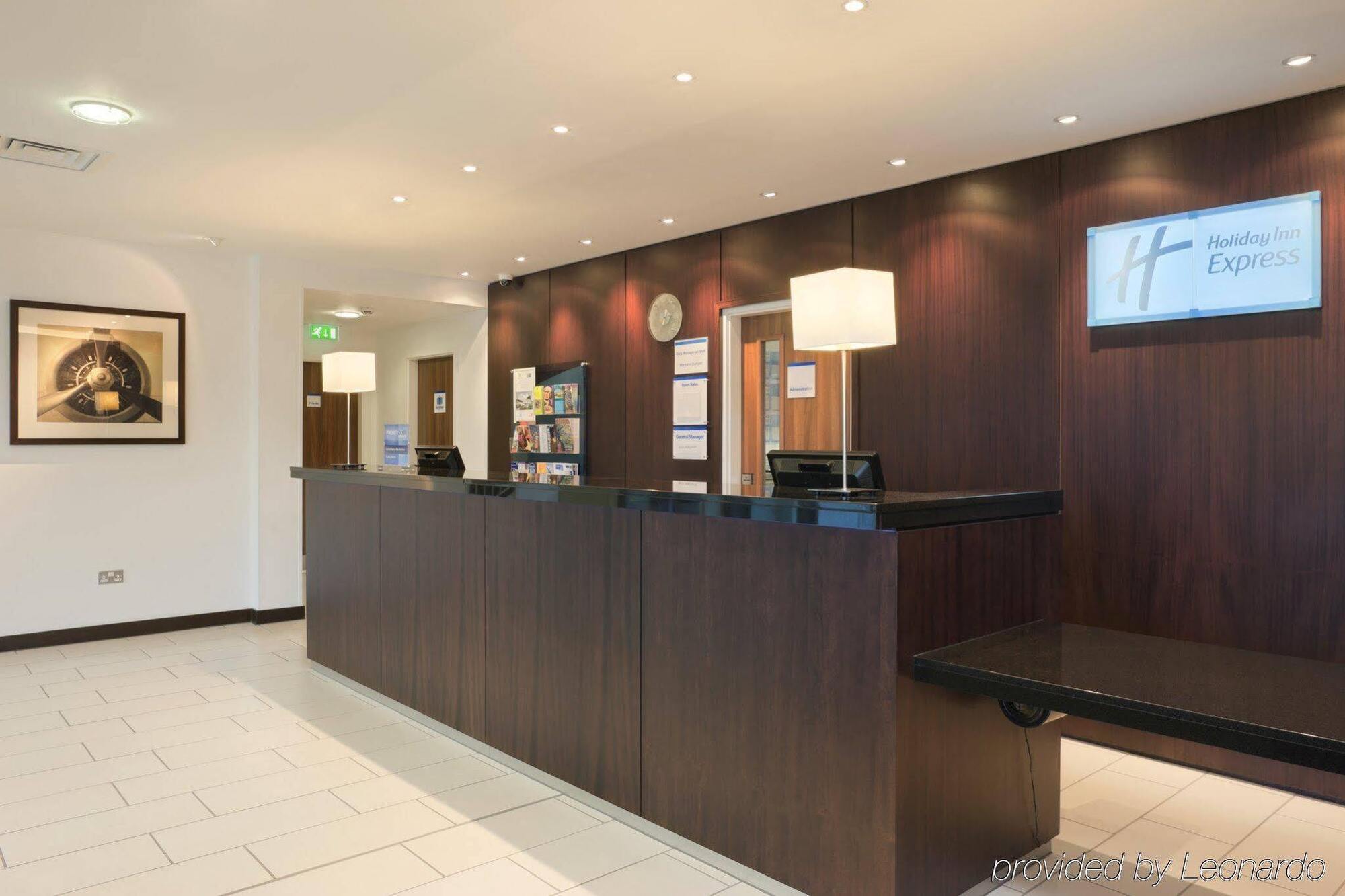 Holiday Inn Express Cambridge Duxford M11 Jct 10 By Ihg Екстериор снимка
